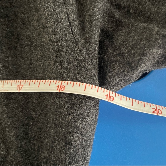 *DONATED* Lou & Grey | Pockets | Women’s Grey Sweater | Size XS - Picture 7 of 8